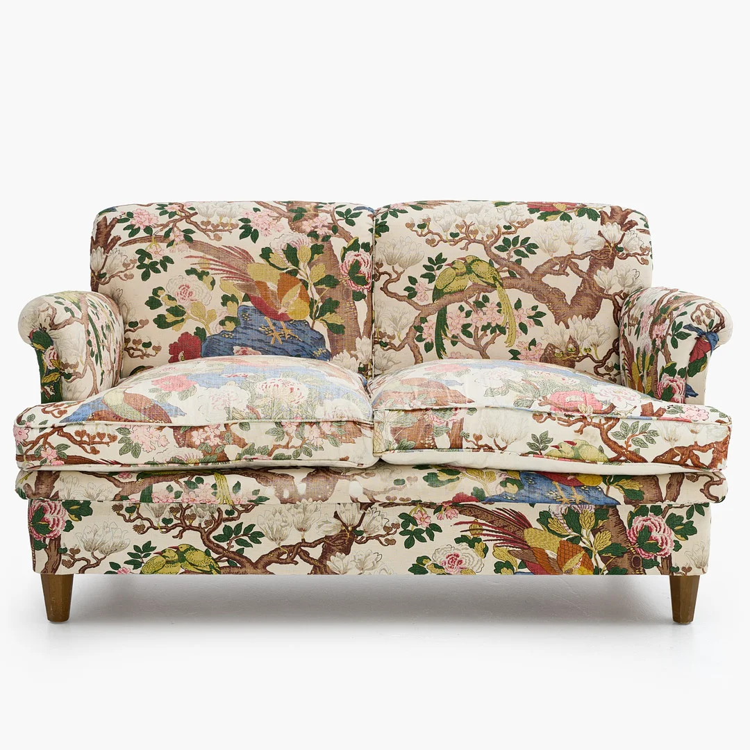 JOSEF FRANK. Soffa, modell 678, Firma Svenskt Tenn, klädd i "Magnolia" från GP & J Baker, 2-sits. — Sofas & Seatings — Crafoord Auktioner Stockholm