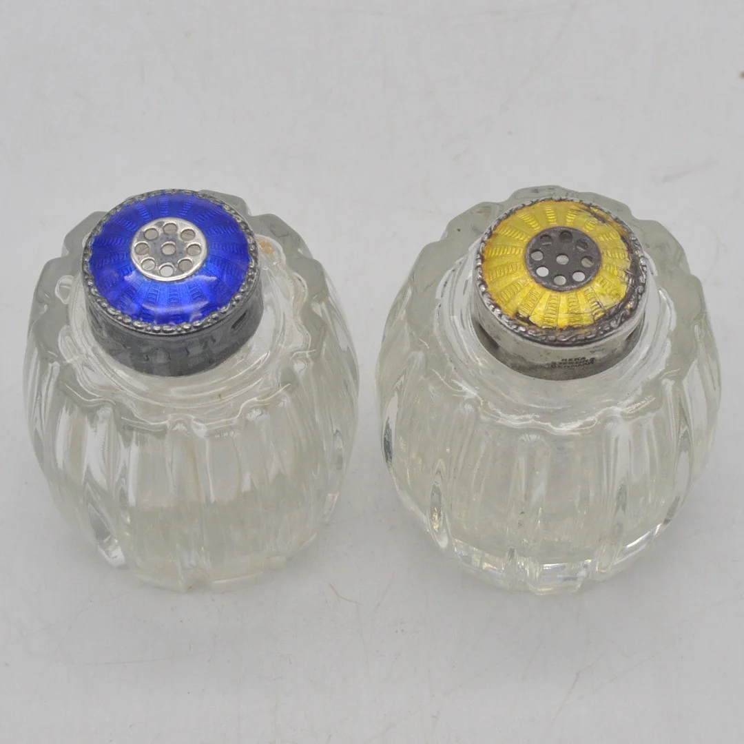 MEKA DENMARK, EIN PAAR SALZSTREUER, EMAILLIERTER STERLINGSILBER UND GLAS, BLAU UND GELB, MITTE 20. JH. — Silver — Kunst- und Auktionshaus Kleinhenz