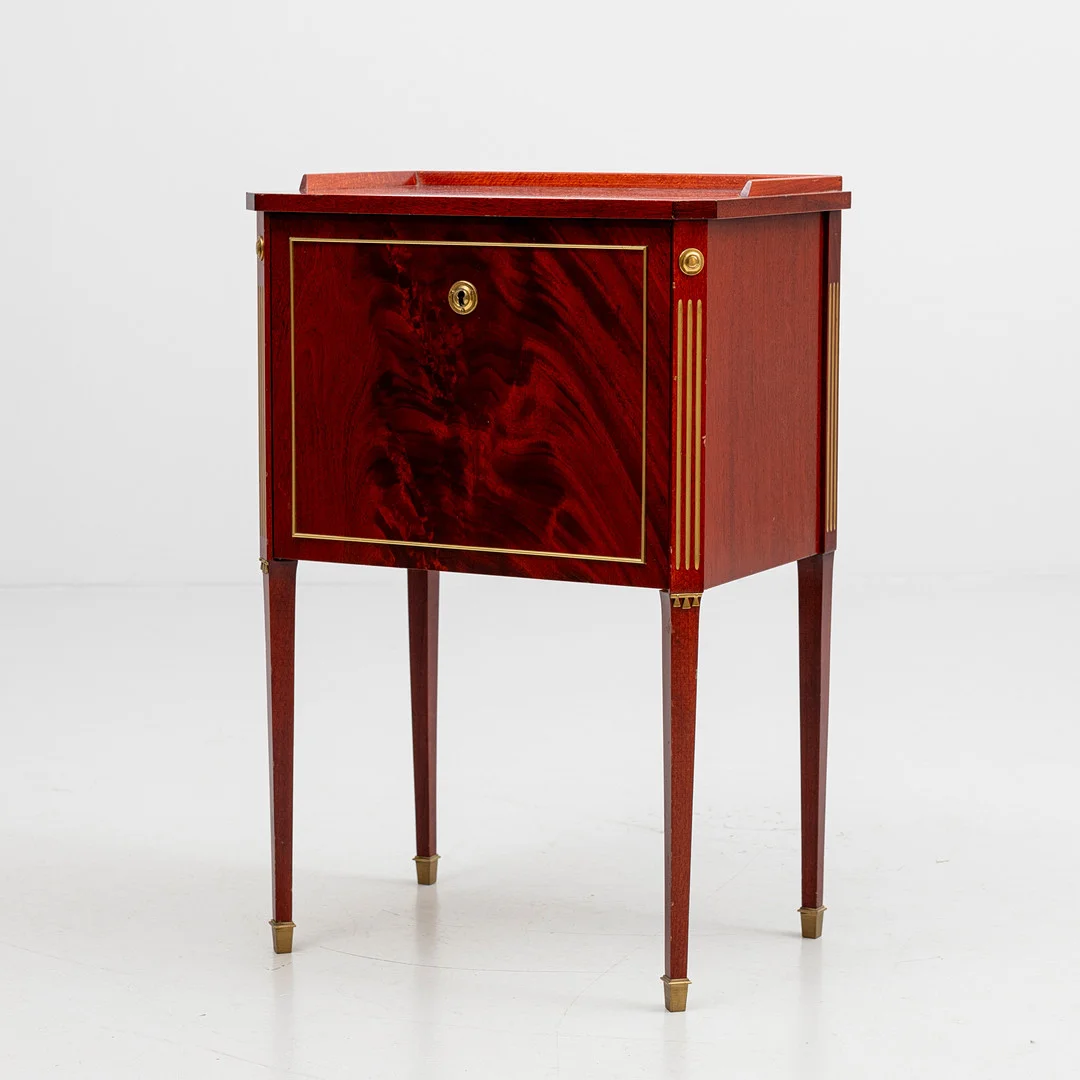 SIDOBORD/BYRÅ, gustaviansk stil, mahognyfanér, 1900-talets andra hälft. — Tables — Auktionshuset Kolonn