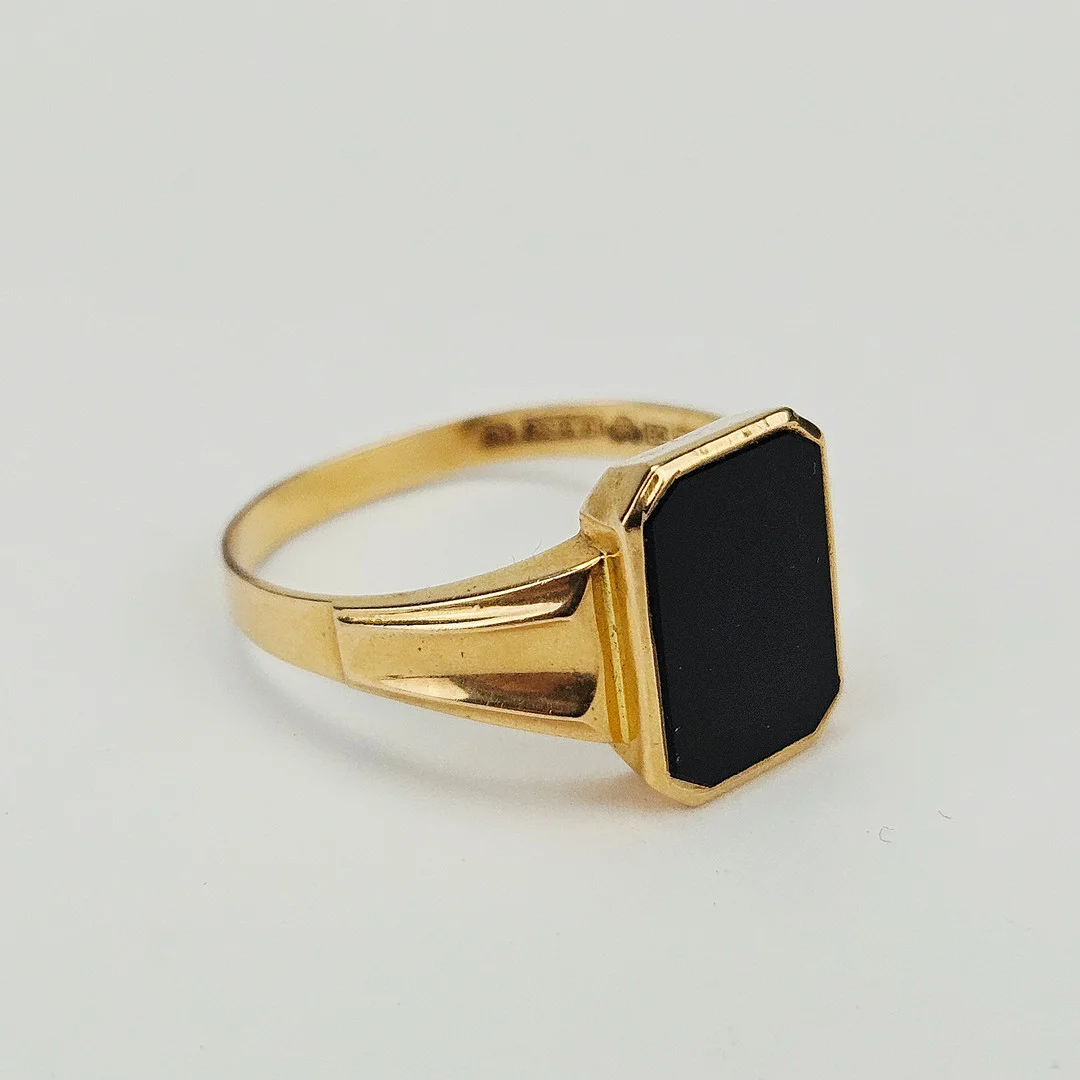 KLACKRING, guld, 18K, med sten, K&EC, Göteborg 1953, total vikt ca. 3 gram. — Rings — Auktionshuset Thörner & Ek