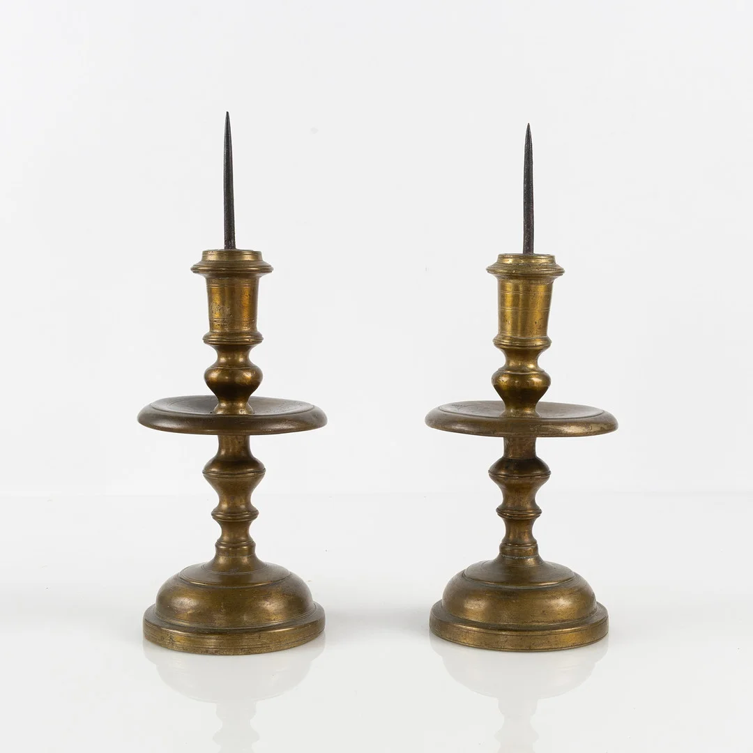 KRAGLJUSSTAKAR, ett par, mässing, Holland, 16/1700-tal. — Candlesticks — Stockholms Auktionsverk Helsingborg