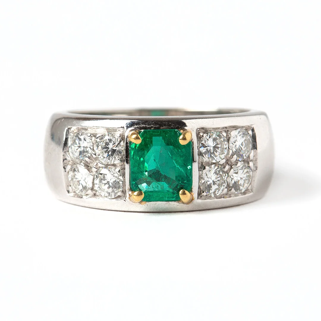 RING, 18K vitguld med briljantslipade diamanter ca 0.80 ct samt smaragdslipad smaragd ca 0.60 ct. — Rings — Stockholms Auktionsverk Göteborg