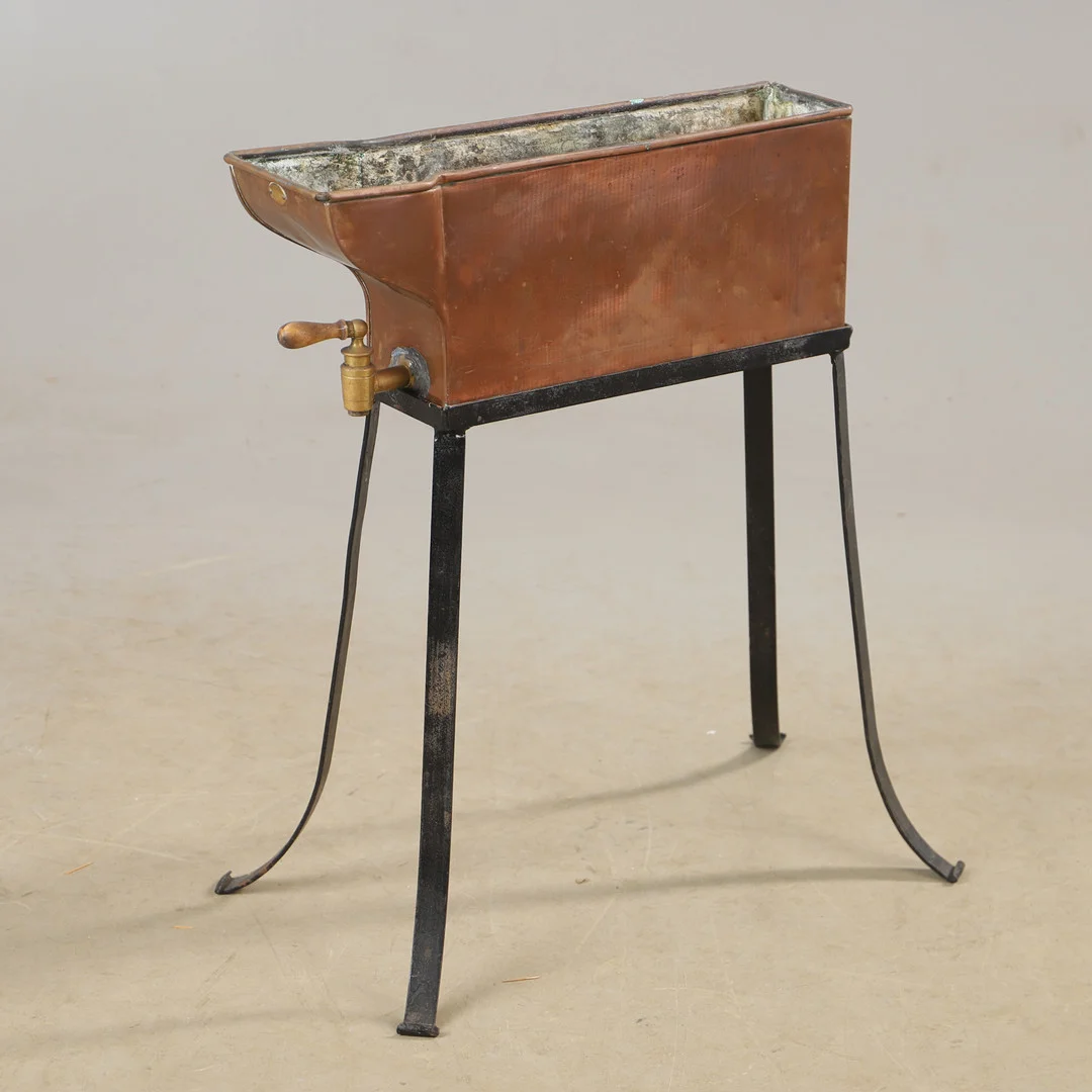 VÄTSKEBEHÅLLARE, koppar och smide, Wassberg, Borås, 1900-talets första hälft. — Pewter, Brass & Copper — Helsingborgs Auktionskammare