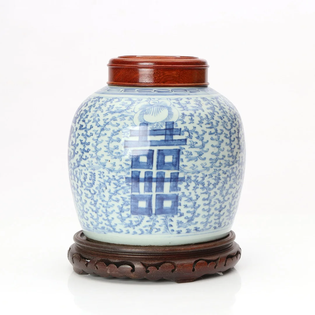 BOJAN MED TRÄSTÄLL OCH LOCK. Porslin med blåvit dekor. Kina, 18/1900-tal. — Ceramics & Porcelain — Skånes Auktionsverk
