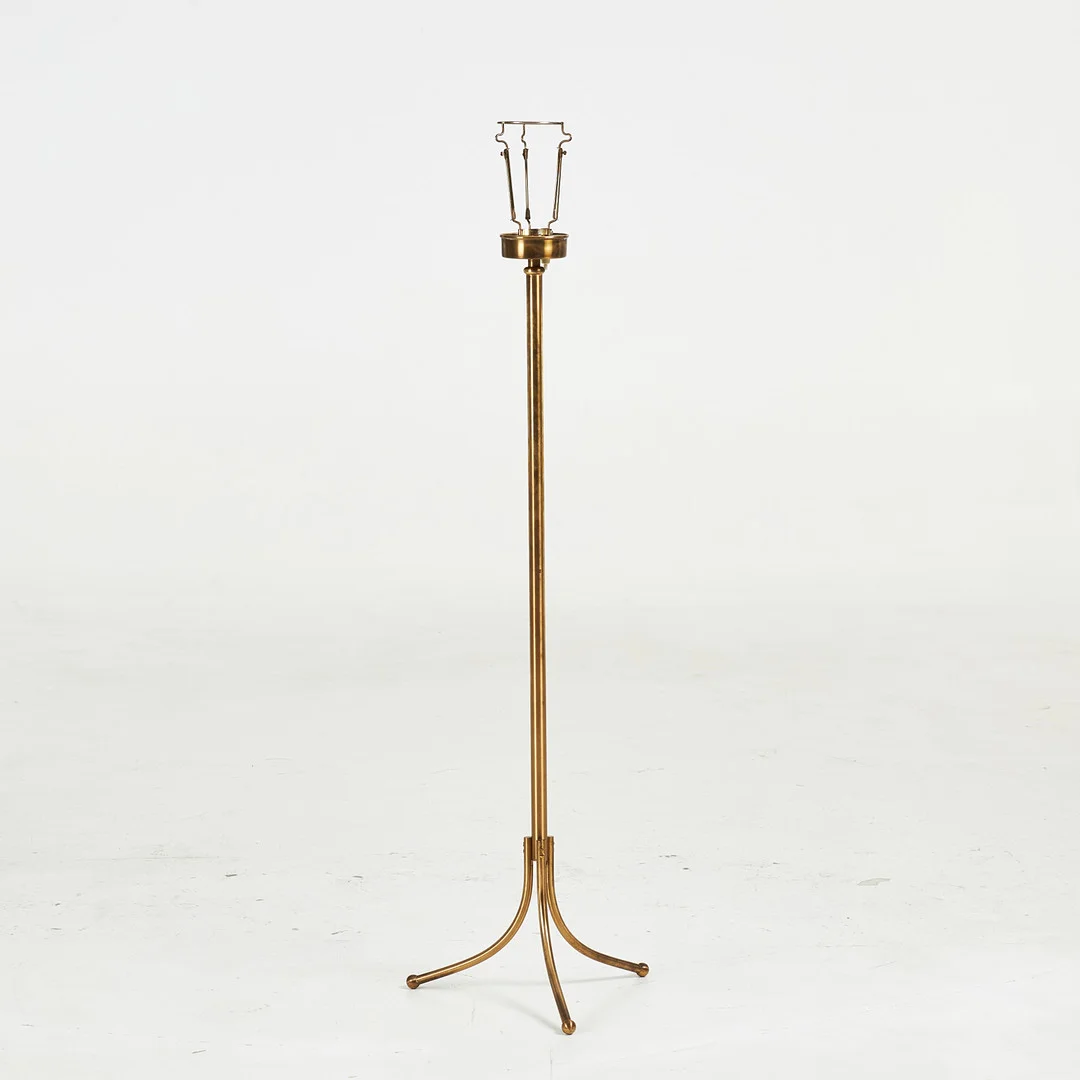 JOSEF FRANK. Golvlampa, modell 2326, Firma Svenskt Tenn, mässing, märkt. — Floor lights — Stockholms Auktionsverk Sickla