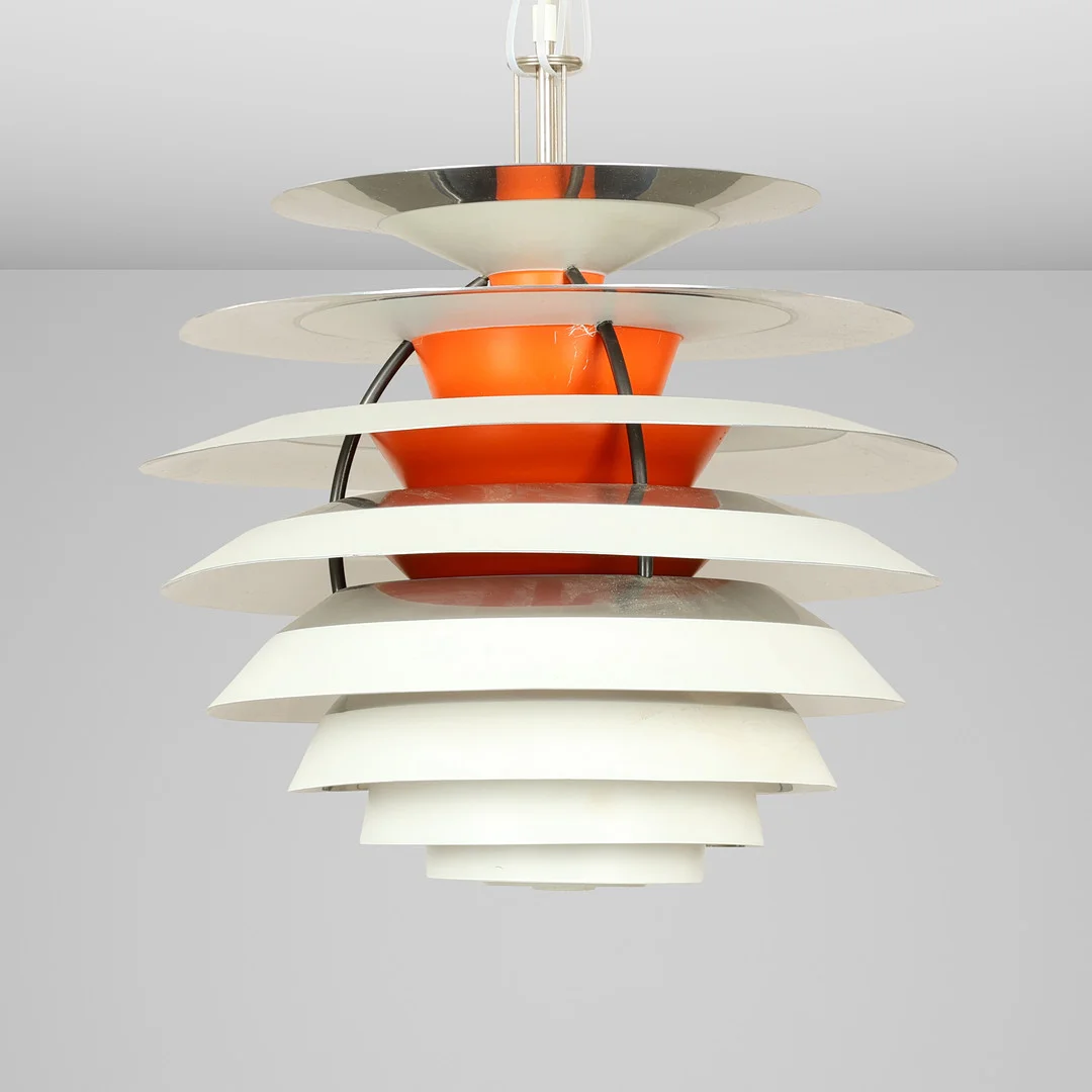 POUL HENNINGSEN. Loftslampe “Kontrast”. Pendel med hvid- og orangelakerede lameller af højglanspoleret aluminium. Formgivet 1958–1962. Udført hos Louis Poulsen. — Ceiling lights — Palsgaard Kunstauktioner