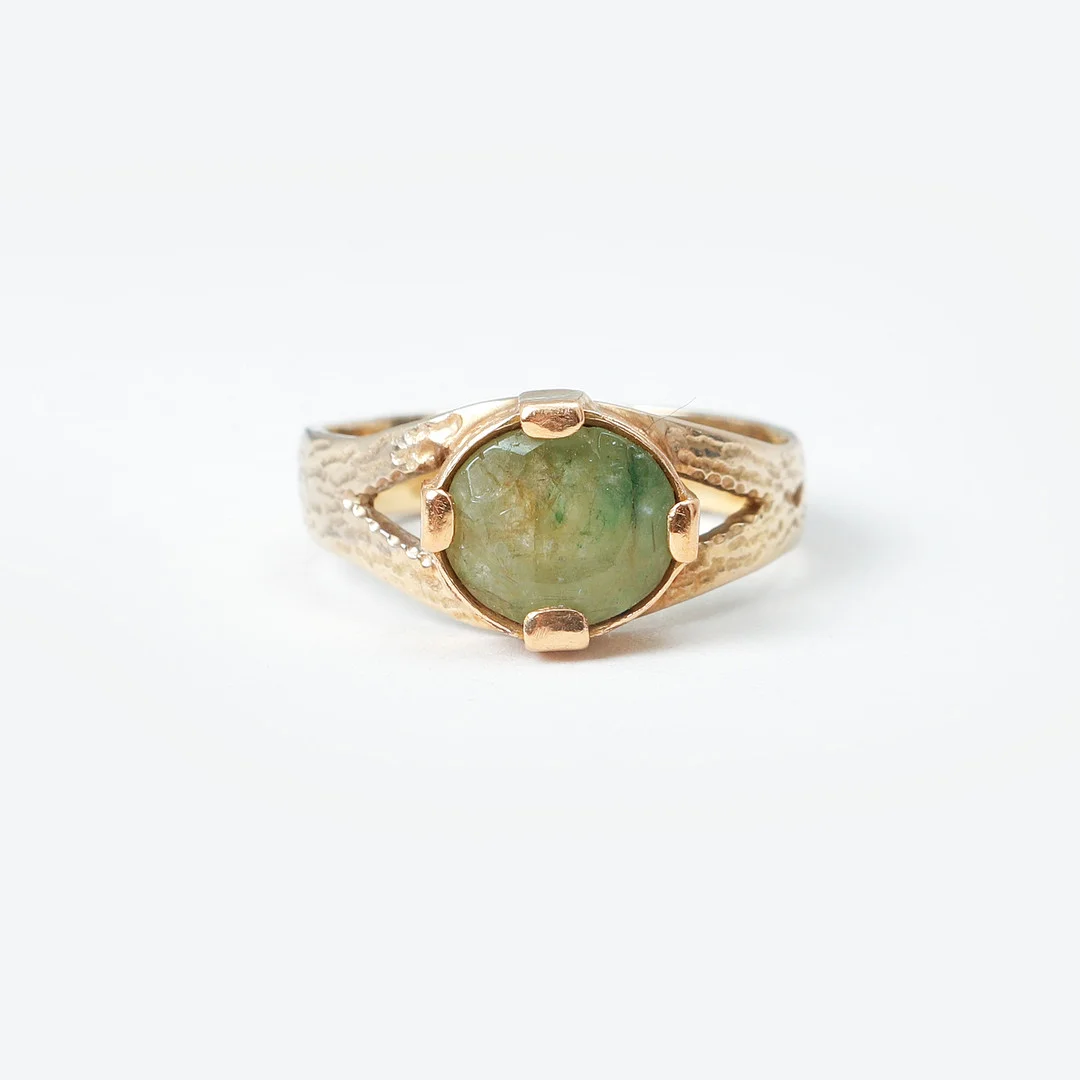 RING, 18k guld, ovalslipad smaragd 3,72ct, vikt ca 9 gram, Hedelins Ateljé. — Rings — Göteborgs Auktionsverk