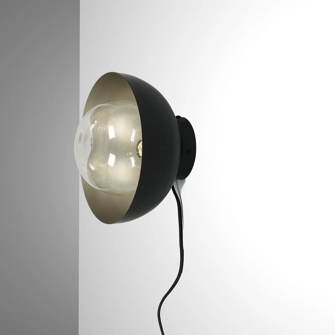 BY NORD: Ubrugt væglampe af sortlakeret metal og mundblæst glas, model "Midtre", 2020'erne. — Wall Lights — Palsgaard Kunstauktioner
