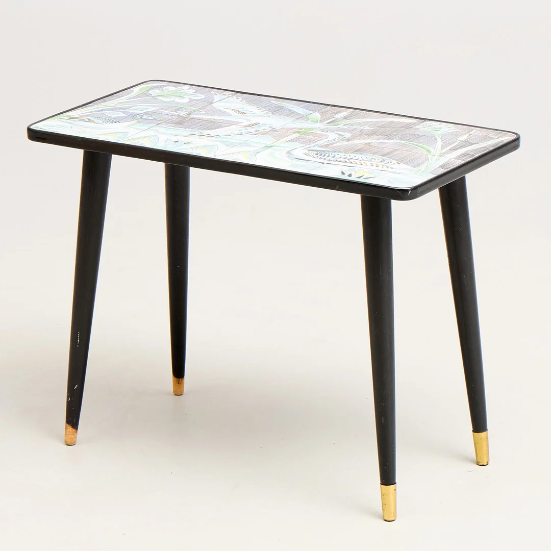 MARIAN ZAWADSKY. Sidobord, skivan med keramikplattor med dekor av landskap och fåglar, signerad Marian och daterad 1961. — Tables — Uppsala Auktionskammare
