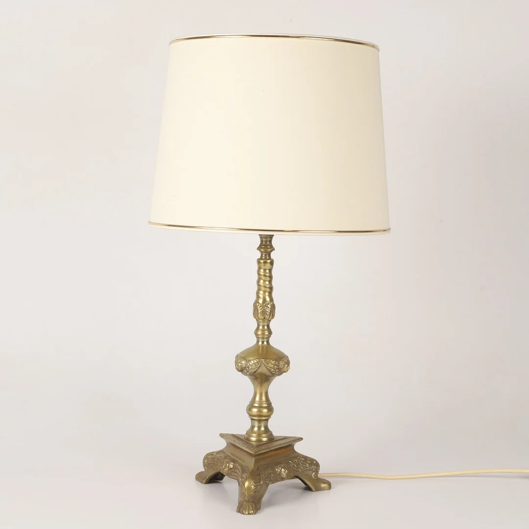 BORDSLAMPA, mässing med textilskärm, 1900-tal. — Table Lamps — Helsingborgs Auktionskammare