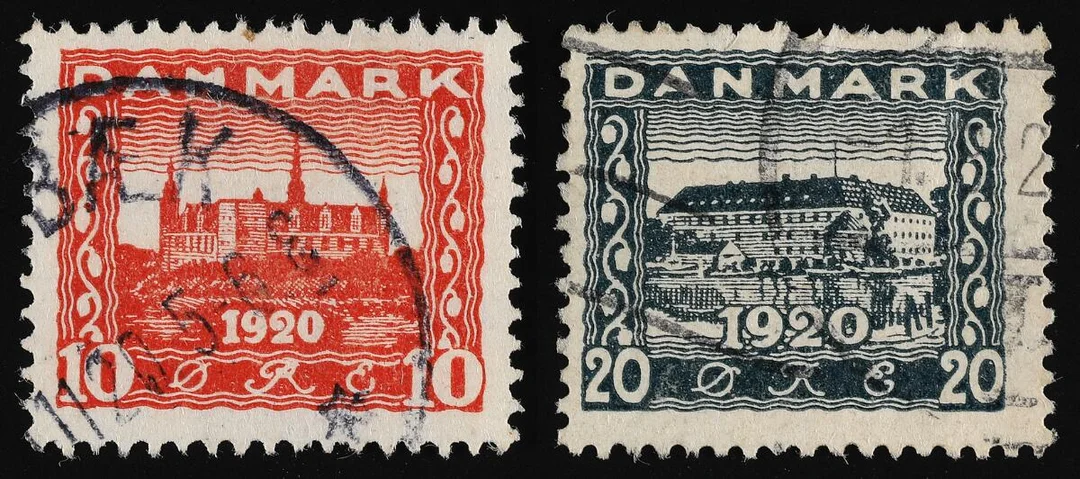 1920. Reunion. 10 Øre, red with variety FILLED N and 20 Øre, steel blue with cariety VERTICAL LINE IN K. 2 used varieties — Stamps, Covers & Postal History/Denmark/Bogtryk — Bruun Rasmussen