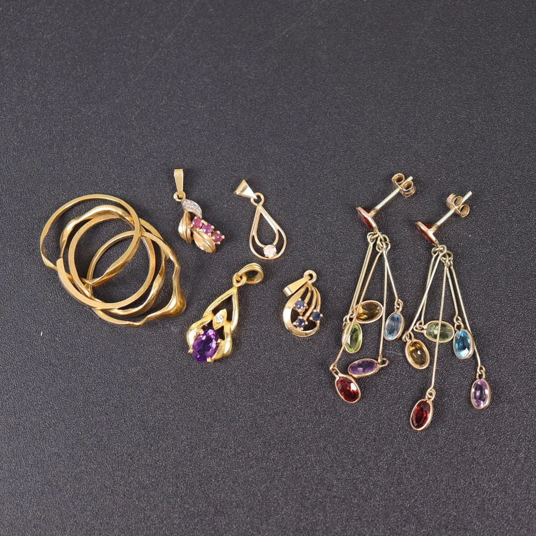 SMYCKEN, 14k och 18k guld, ring, hängen samt örhängen, totalt 15,62 gram. — Jewellery — Markus Auktioner