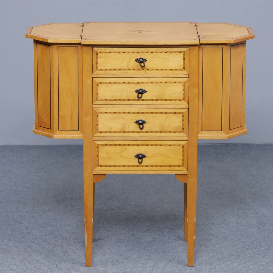 MÖBEL CABINET, SYBYRÅ MED INTARSIA, 1950/1960-TAL. — Other — Auktionskammaren Sydost Kalmar