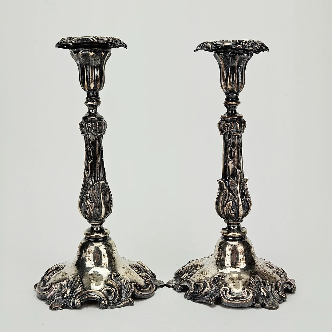 LJUSSTAKAR, ett par, silver, Frans Holm, Vadstena 1854. — Silver — Auktionshuset Thörner & Ek