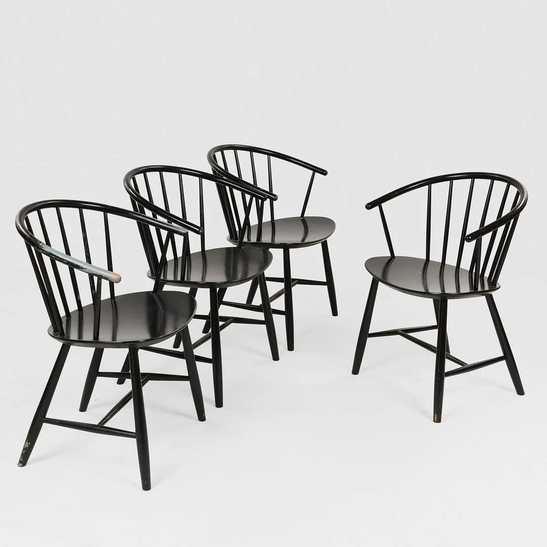 EJVIND A. JOHANSEN. Et sæt på fire armstole / tremmestole af sortlakeret bøg, FDB Møbler, model J64, Danmark, (4). — Armchairs & Chairs — Palsgaard Kunstauktioner