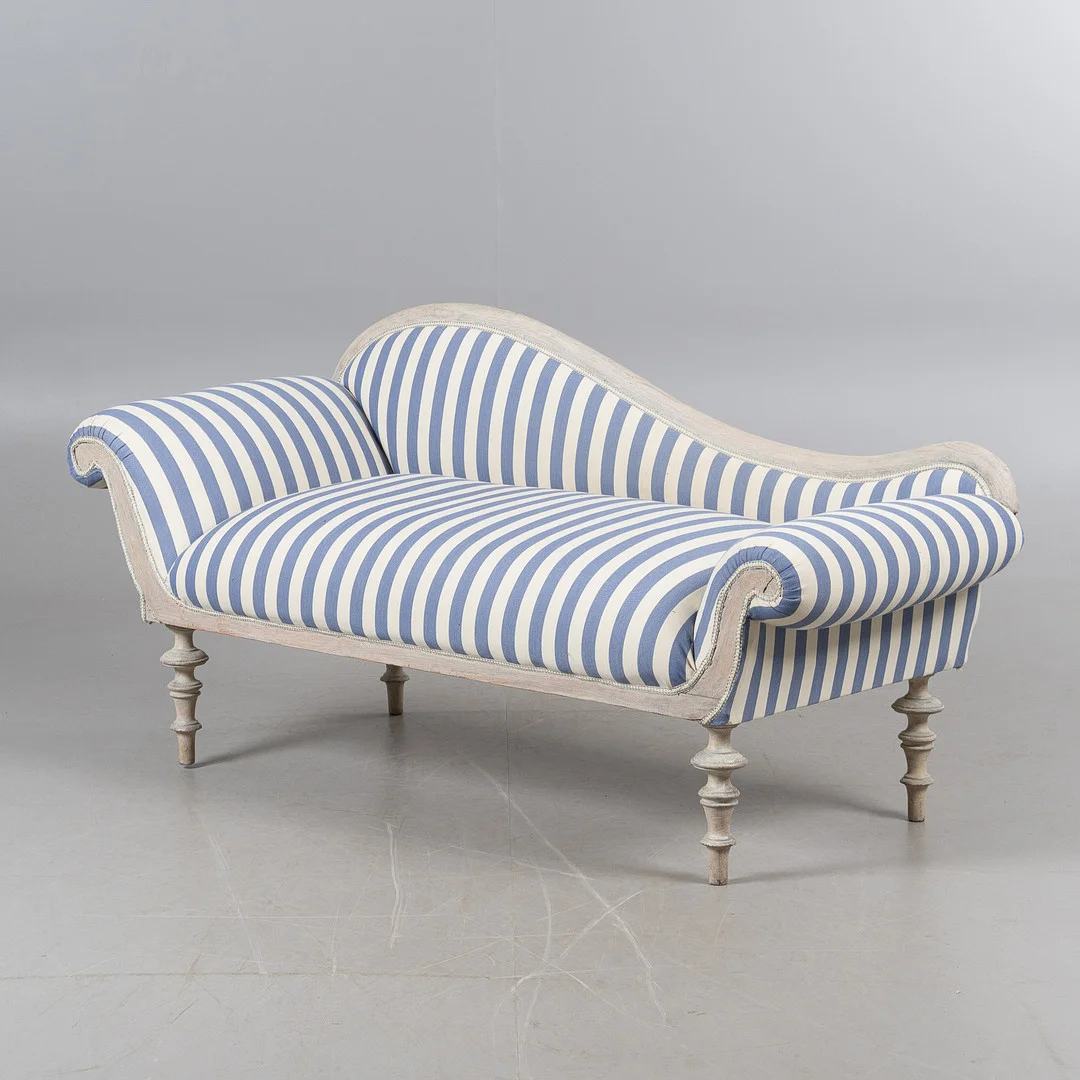 CANAPÉ, trästomme med fast klädsel, 1900-tal. — Sofas & Seatings — Stockholms Auktionsverk Helsingborg