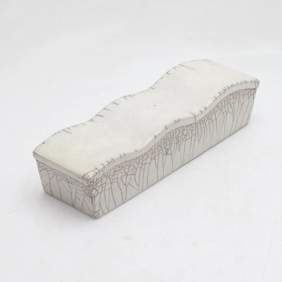 LISBETH FORSBERG. Lockask, keramik, raku, monogramsignerade. — European — Gomér & Andersson Norrköping