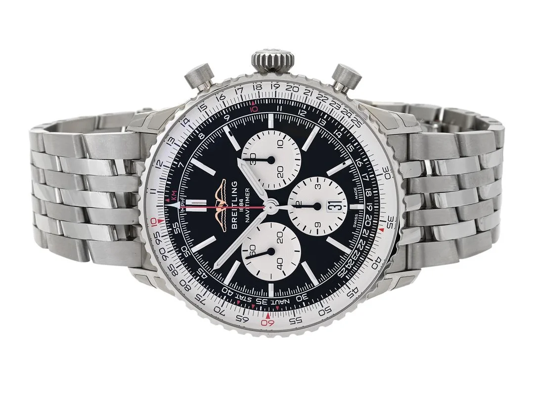 BREITLING, Navitimer B01, Chronometer, Cal B01, Verk nr. 5331203, Serie nr. 5331203, Ref nr. AB0137211B1A1, kronograf, herrur, 46 mm, stål, automatisk, safirglas, datum, räknesticka, glasbaksida, Pilotlänk, viklås, Ref nr. 4023B12/463A, cert (QR-kod), mars 2025, box. — Klockor/Breitling — Kaplans