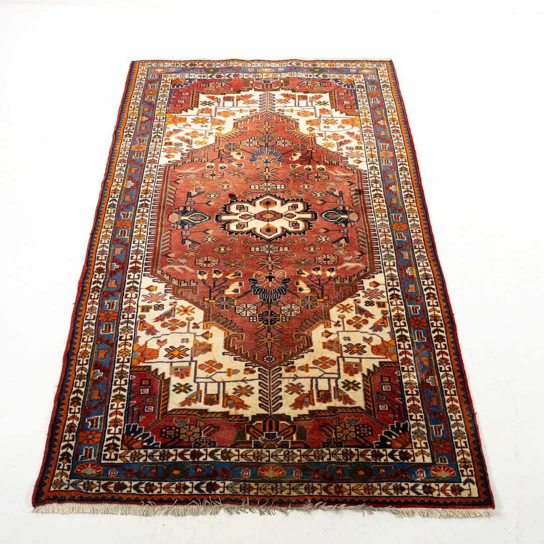 ORIENTMATTA. Handknuten, Persien. — Persian Carpets & Textiles — Karljohan Auktioner