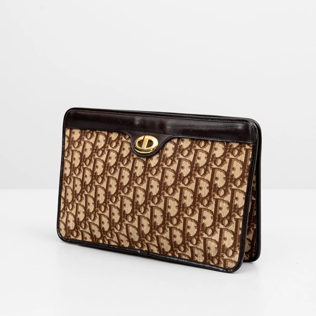 CHRISTIAN DIOR. Clutch, obliquecanvas i brunt, Paris, Frankrike. — Vintage & Designer Fashion — Auktionshuset Kolonn