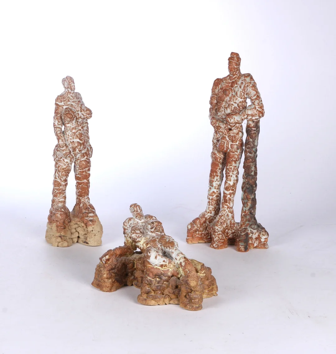 Jeff Ibbo. Three stoneware sculptures (3) — Paintings and sculptures/Sculptures — Lauritz