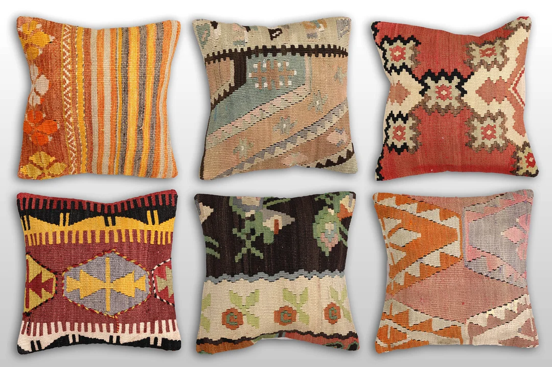 ORIENTMATTA. Parti kuddfodral 6st, anatoliska Kelim fragment, 40 x 40 cm. — Oriental Carpets & Textiles — Gomér & Andersson Linköping
