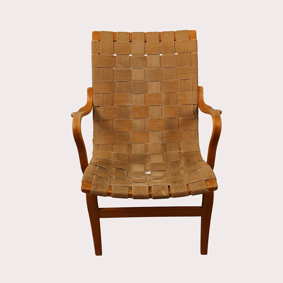 BRUNO MATHSSON. Fåtölj, "Eva låg", stomme i bok med klädsel i sadelgjord, Firma Karl Mathsson, Värnamo år 1976. — Armchairs & Chairs — Limhamns Auktionsbyrå