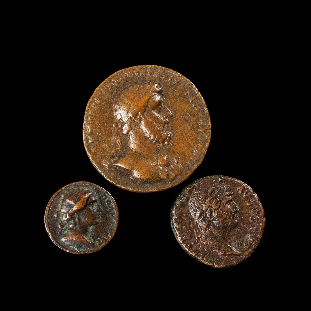 BRONSMEDALJER samt MYNT 3 st, bl a, Commodus, präglad i Rom 186-187, frånsida med Tellus. — Coins & Banknotes — Stockholms Auktionsverk Sickla