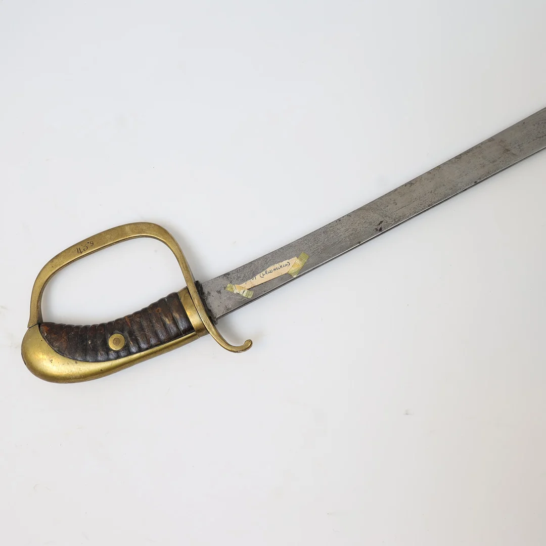 HUGGARE, svensk, m/1865 för fångvården, Handtag av läder och mässing, Klinga av stål. Stämplad. — Edged weapons — Falun Auktionsbyrå