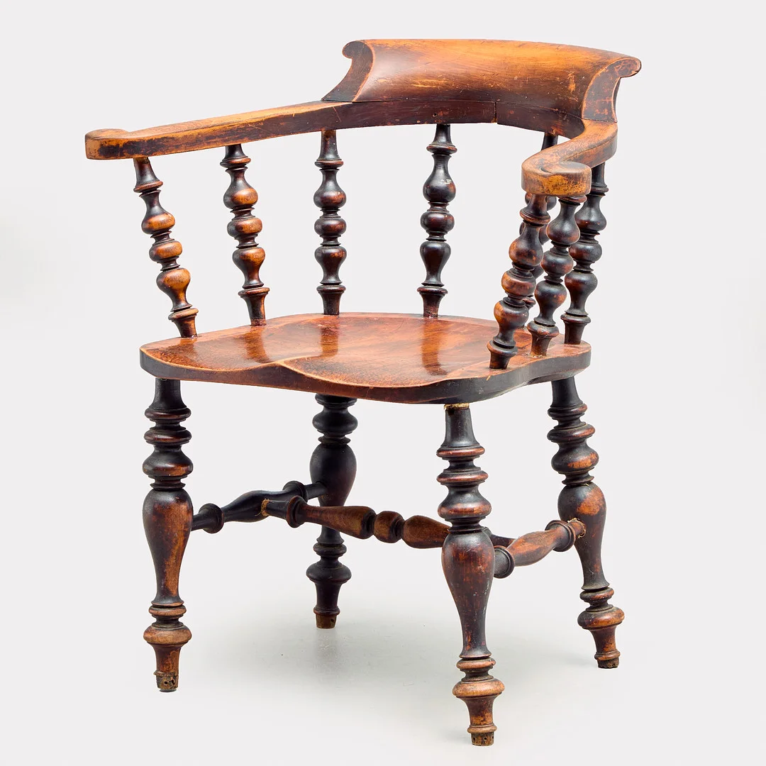 ARMLÄNSTOL, 1800-talets andra hälft. — Armchairs & Chairs — Uppsala Auktionskammare
