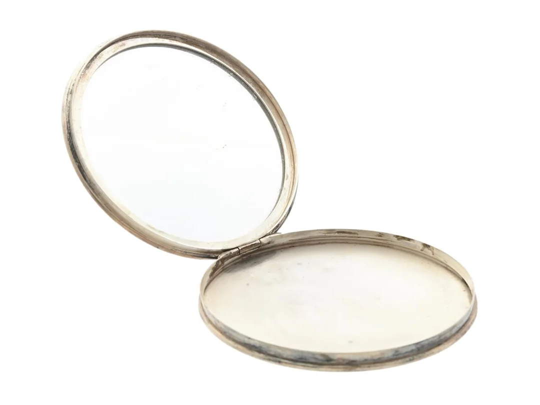 FICKSPEGEL, sterlingsilver, Hallbergs Guldsmeds Ab, Stockholm, år 1947, diameter ca 8 cm, vikt 91,6 g. — Speglar/Mindre speglar — Kaplans