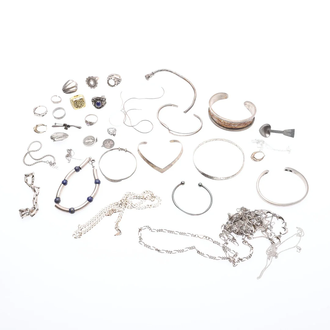 A GOOD QUANTITY OF SILVER AND WHITE METAL JEWELLERY, SOME A/F, GROSS 280 GRAMS. — Objet de vertu & Miscellaneous — Young's Auctions