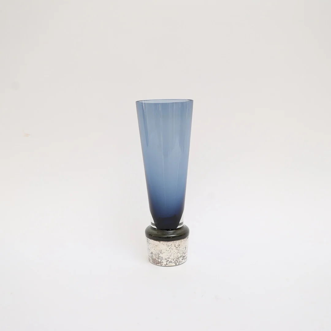 VAS MED FOT I SILVER, blåtonat glas med silvermontering, stämplad. — Silver — Falun Auktionsbyrå