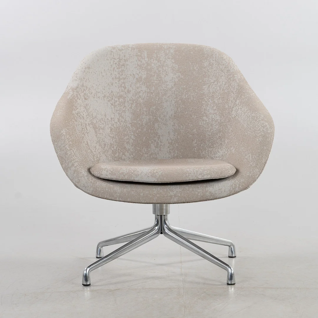 HEE WELLING. HAY, Danmark, Snurrfåtölj, "About a Lounge chair", i beigemellerad textil, kromad fyrpassfot i stål, 1900/2000-tal. — Armchairs & Chairs — Stockholms Auktionsverk Helsingborg