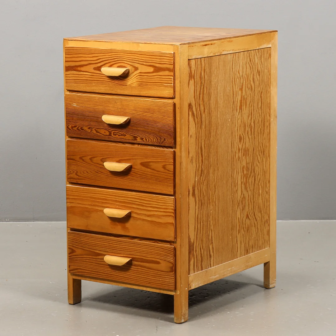 HURTS Furu, 5 lådor, 1900-talets andra hälft. — Chests of drawers — Karlstad Hammarö Auktionsverk