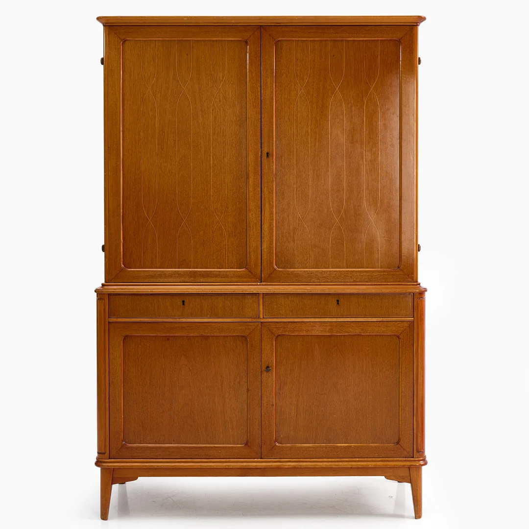 SKÅP, mahognyfanér, hyllinredning, dörrpar med intarsiadekr, Sverige, 1900-talets mitt. — Cupboards, Cabinets & Shelves — Crafoord Auktioner Stockholm