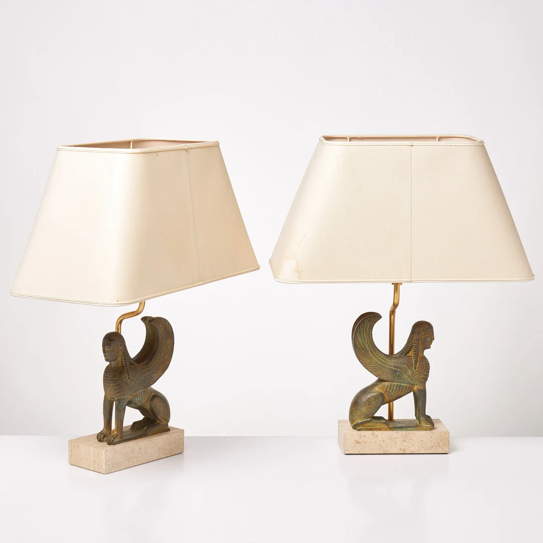 BORDSLAMPOR, ett par, samtida, Le Dauphin, Frankrike, dekor av sfinxer, sockel i travertin. — Table Lamps — Stockholms Auktionsverk Sickla