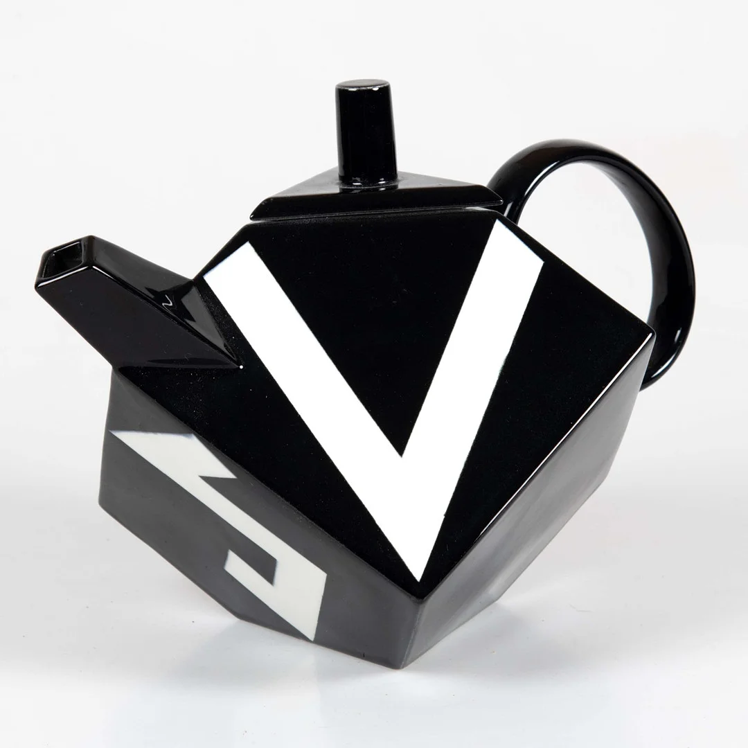 ROLF SINNEMARK. "Cube", tekanna, Rörstrand, porslin, 1980-tal, glaserad i svart och vitt, signerad Rörstrand Rolf Sinnemark. — European — Laholms Auktionskammare
