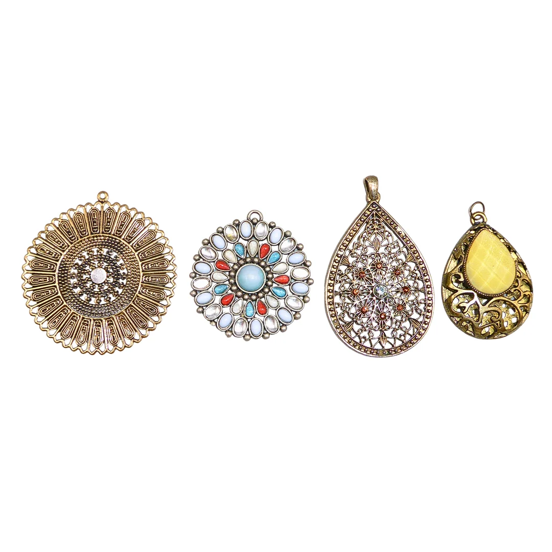 4-TEILIGES SET AUS SCHMUCKANHÄNGERN, MIT CABOCHONS UND DURCHBRUCHSARBEITEN. — Brooches & Pendants — Auktionshaus Stuber's Hammerschlag