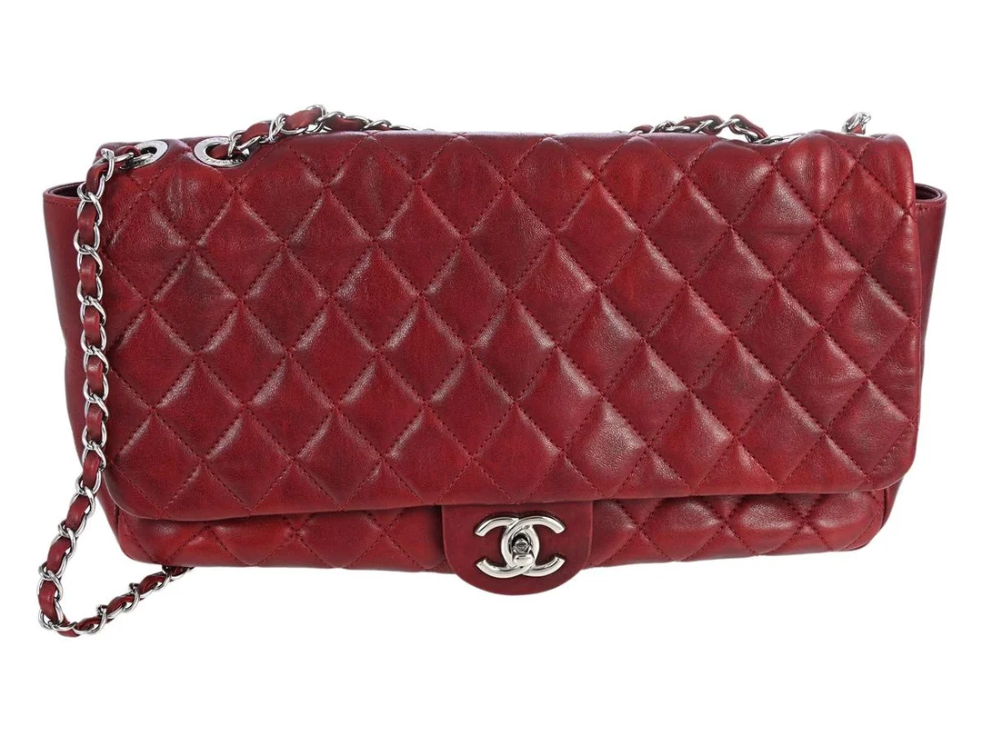 VÄSKA, CHANEL, Large Classic Flap Bag, rött qulitat lammskinn, silverfärgade beslag, 36x20x8 cm, hologrammärkt 14077175, år 2011, dustbag, lätt slitage. — Accessoarer/Väskor — Kaplans