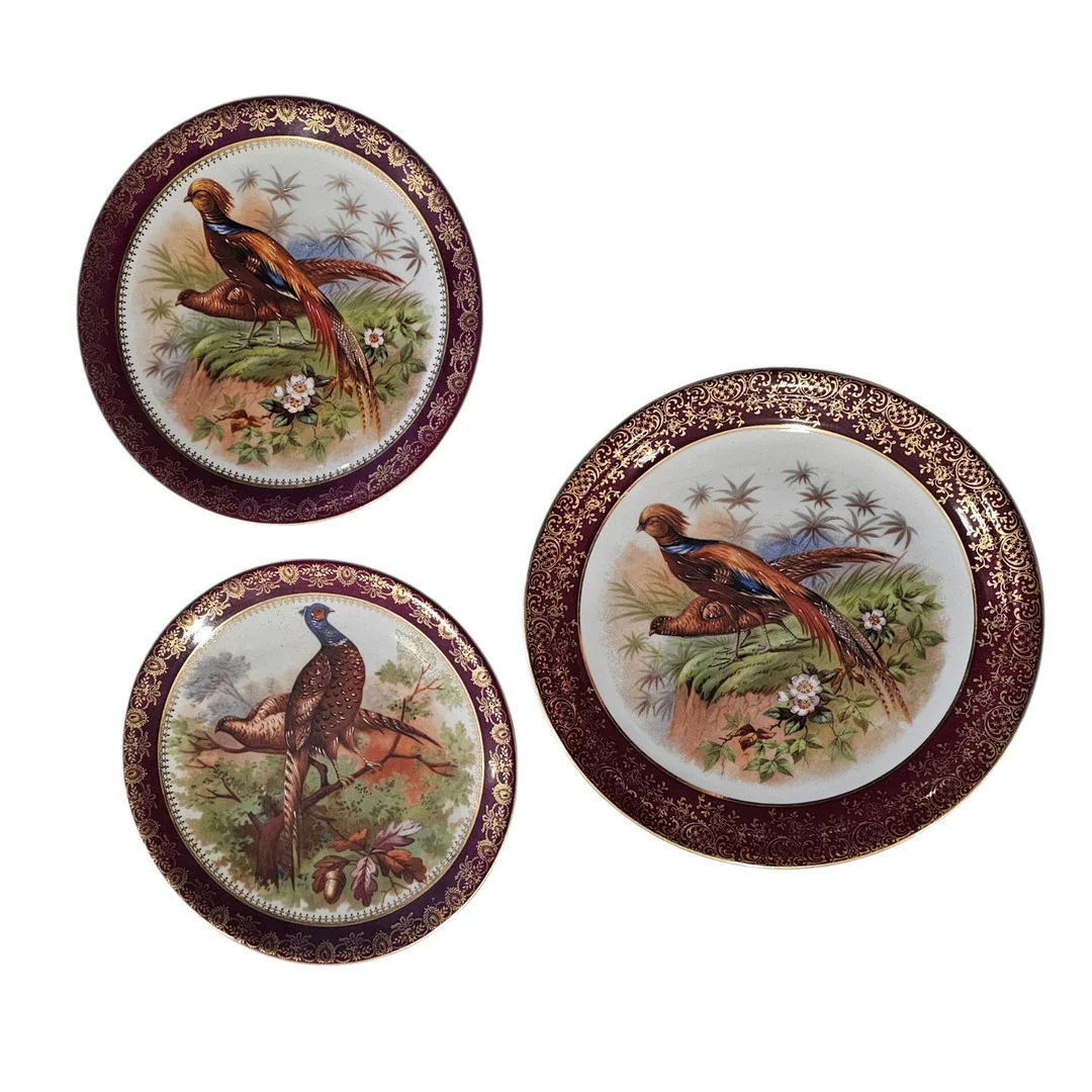 LIMOGES. Juego de tres platos con aves y decoración de ribete dorado. — European — Arce Auctions