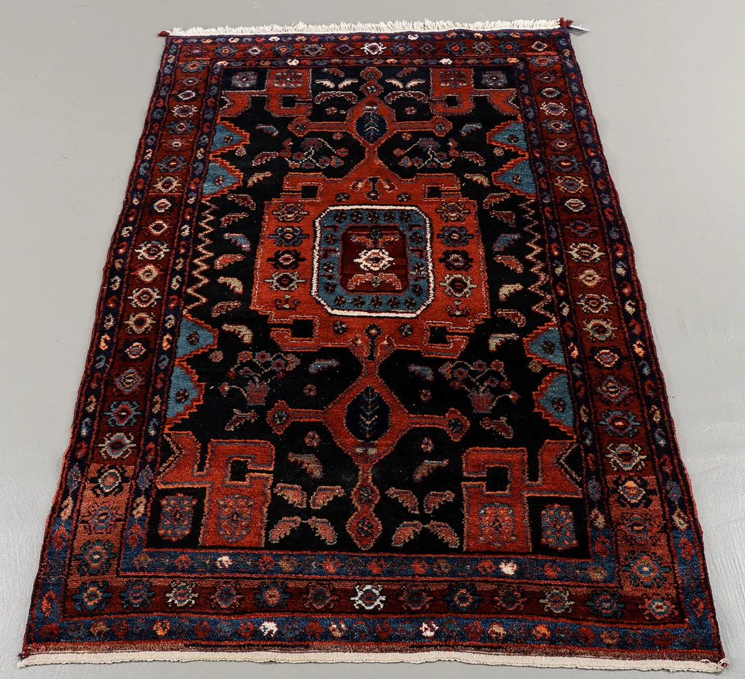 MATTA Nahavand, 210x126 cm. — Persian Carpets & Textiles — Karlstad Hammarö Auktionsverk