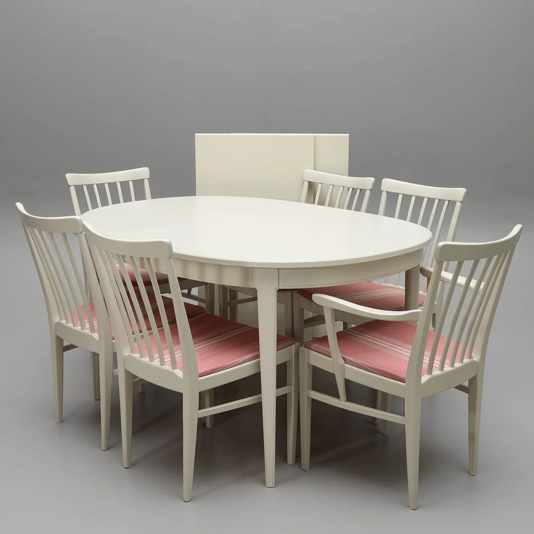 CARL MALMSTEN. Matgrupp, 9 delar, bord, iläggsskivor samt stolar, "Herrgården", brännmärkta. — Tables — Auktionsmagasinet Vänersborg