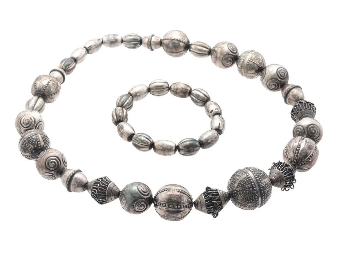 KALEVALA, collier "Skatten från Halikko", sterlingsilver, Finland 1966, längd 71 cm, går att koppla om till kortare collier och armband, vikt 134,6 g. — Smycken/Collier — Kaplans