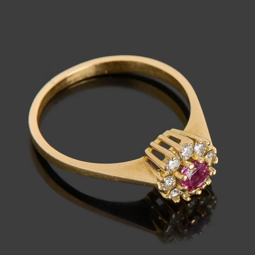 CARMOSÉRING, 18k guld med en rubin bekransad med briljantslipade diamanter. — Rings — Crafoord Auktioner Stockholm