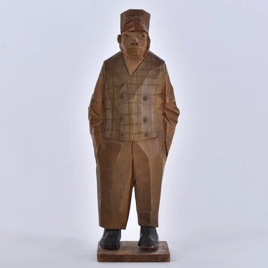 OKÄND KONSTNÄR. skulptur, skuret och delvis bemålat trä, stående man. — Sculptures & Bronzes — Halmstads Auktionskammare