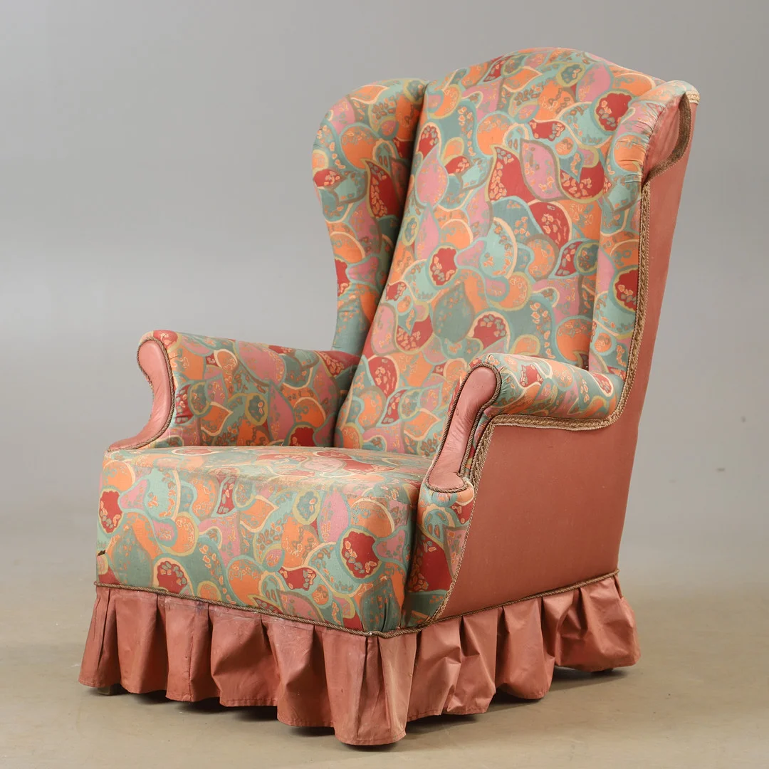 ÖRONLAPSSFÅTÖLJ, textilklädd, 1900-tal. — Armchairs & Chairs — Helsingborgs Auktionskammare