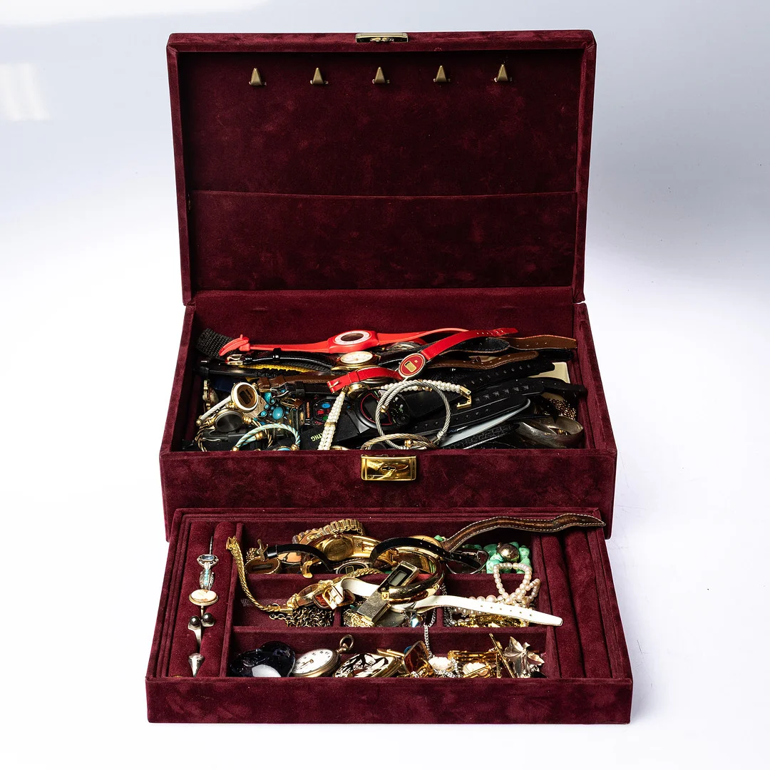 ARMBANDSUR / BIJOUTERIER, ett parti bl.a silver. — Costume Jewellery — Handelslagret Auktionsservice