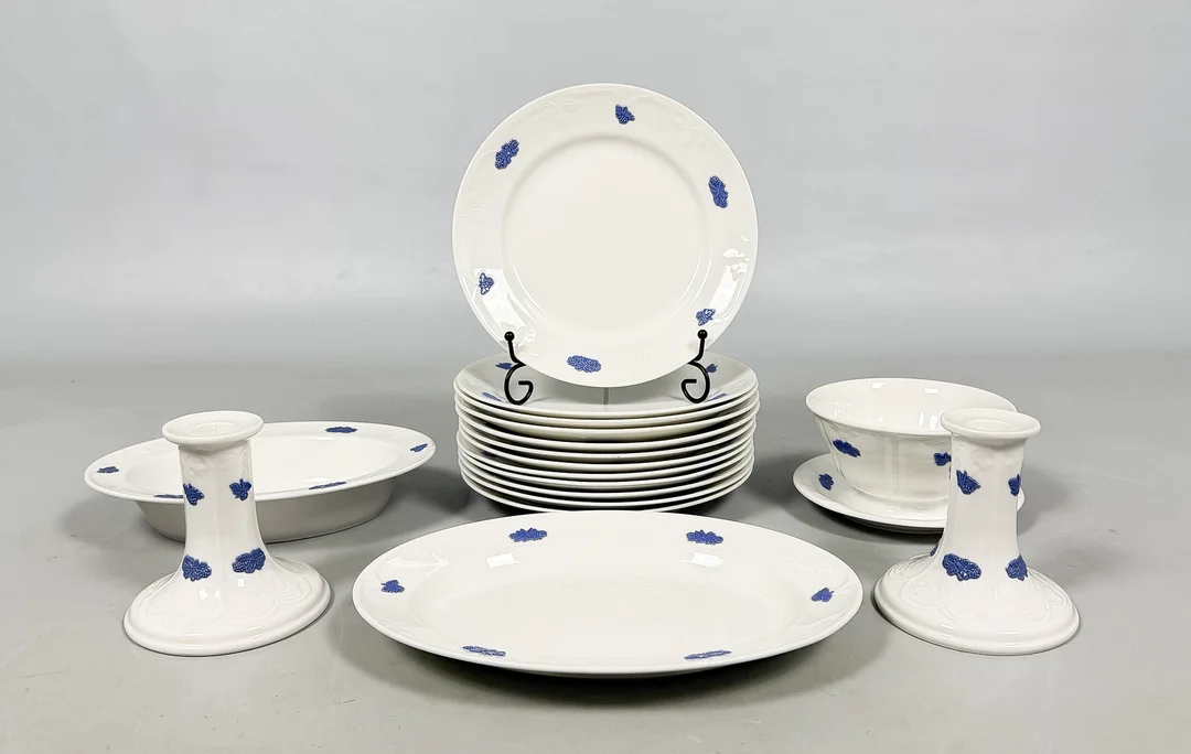 SERVISDELAR, 17 delar, Blå Blom, benporslin, "Old Gustavsberg". — Tableware — Auktionshuset STO Bohuslän