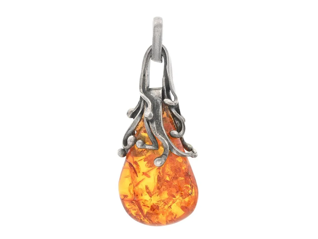 HÄNGE, sterlingsilver, droppformad bärnsten, höjd inkl ögla 5,3 cm, vikt 10,5 g. — Smycken/Hänge — Kaplans